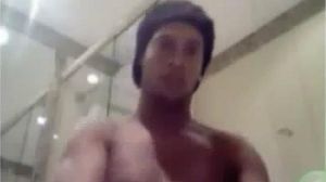 El polèmic vídeo on Ronaldinho es masturba davant de l’ordinador.