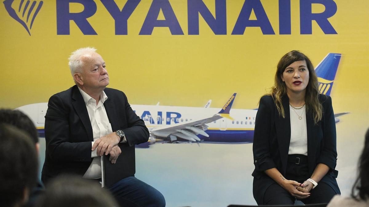 El consejero delegado de Ryanair, Eddie Wilson, y la country manager en España y Portugal, Elena Cabrera, durante una rueda de prensa.