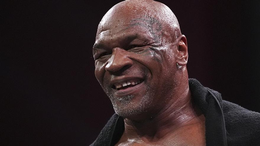Mike Tyson asusta en su entreno antes del combate con Jake Paul