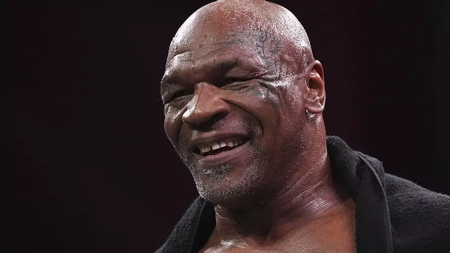 Mike Tyson asusta en su entreno antes del combate con Jake Paul