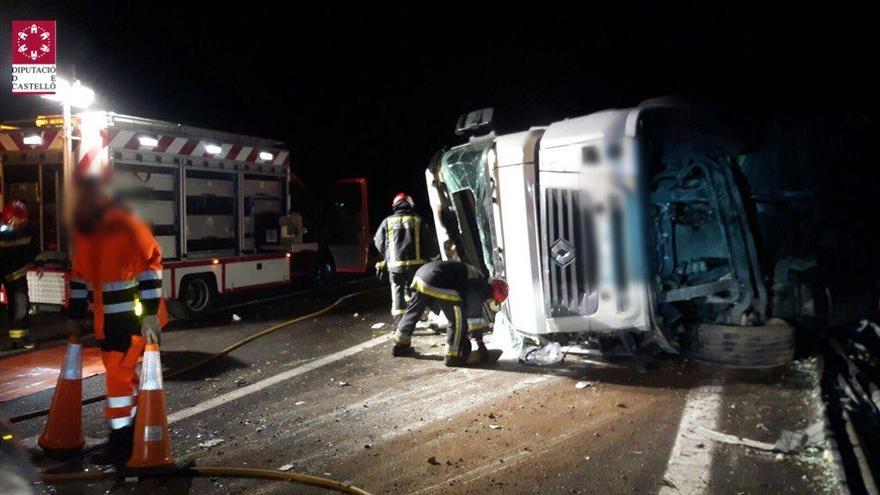 Herido grave el conductor de un camión tras volcar en la AP-7 en Peñíscola