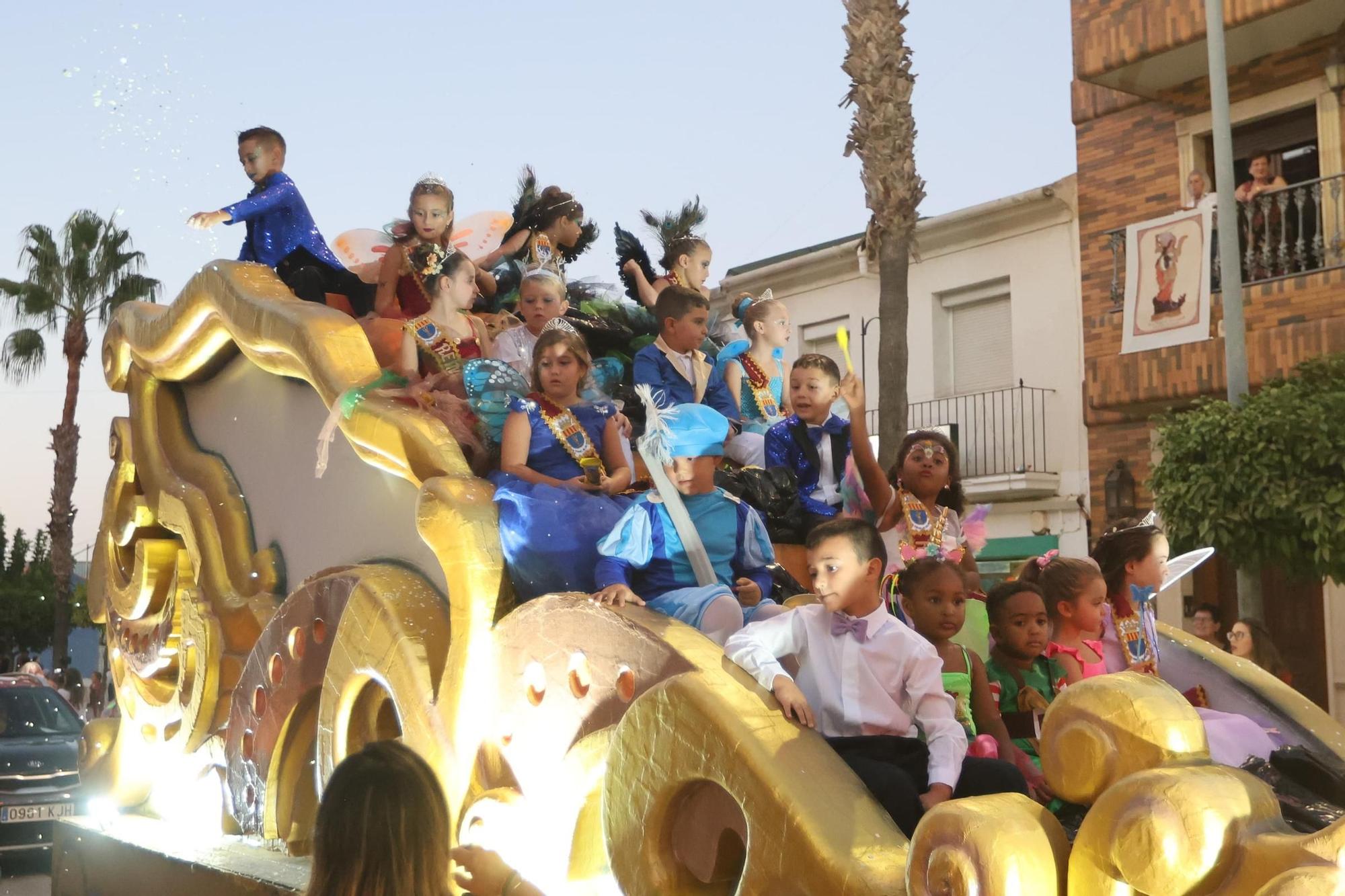 Así ha sido el desfile de disfraces y carrozas en San Miguel de Salinas