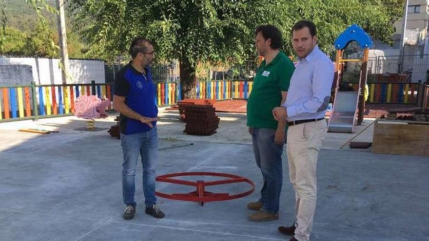 Visita de Cubela al parque infantil de Cerdedo. // FdV