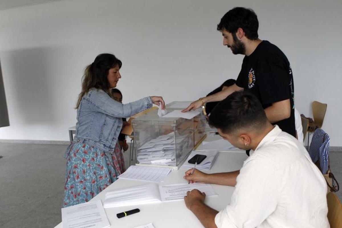 Un momento de las votaciones en Vilanova. |   //  NOÉ PARGA