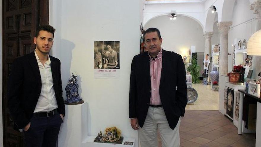 Juan Luis S. Ruiz de Luna y su sobrino, Jorge Ruiz de Luna, ayer en la exposición de belenes de la ceramista Amparo Ruiz de Luna.