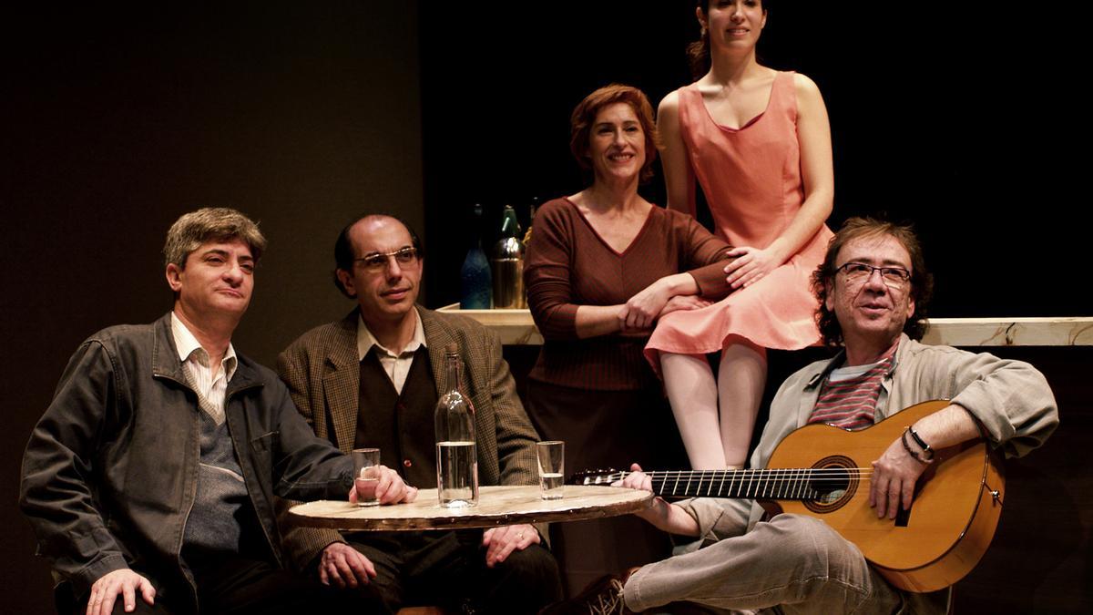 Joan Peris, Enric Juezas, Pilar Almeria, Isabel Anyó i Miquel Gil, l’elenc de ‘Poseu-me les ulleres’.