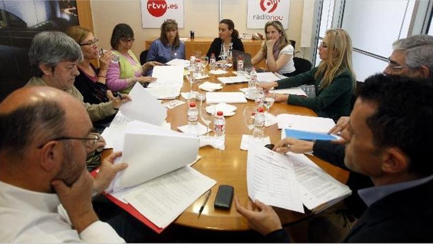 Los miembros del consejo de administración, ayer, con Vidal en el centro, al fondo.