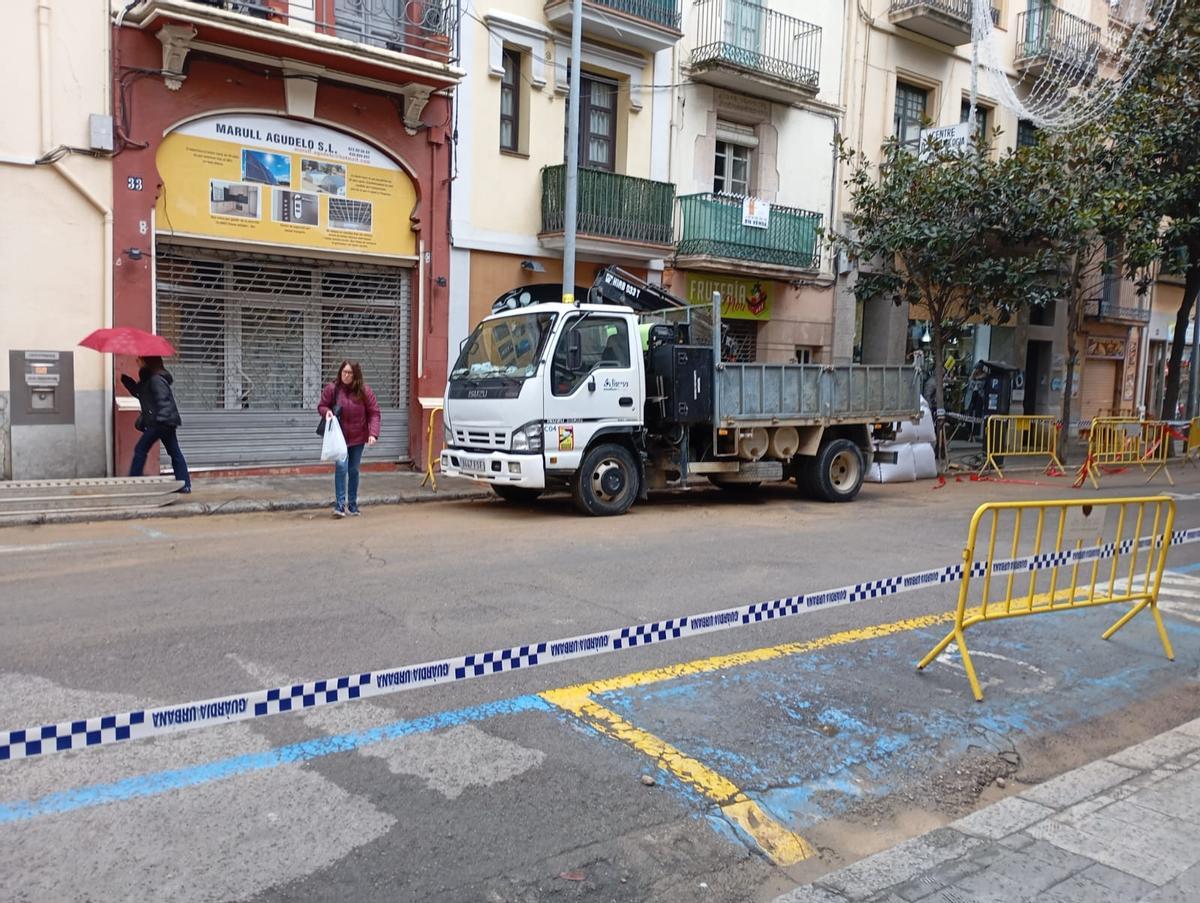 EN IMATGES | Una fuita al carrer Nou de Figueres talla el subministrament d’aigua a diversos veïns i afecta quatre comerços