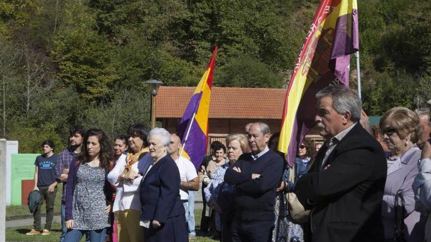 Un momento del homenaje, con Teresa Álvarez en el centro de la imagen y Aníbal Vázquez en primer término.