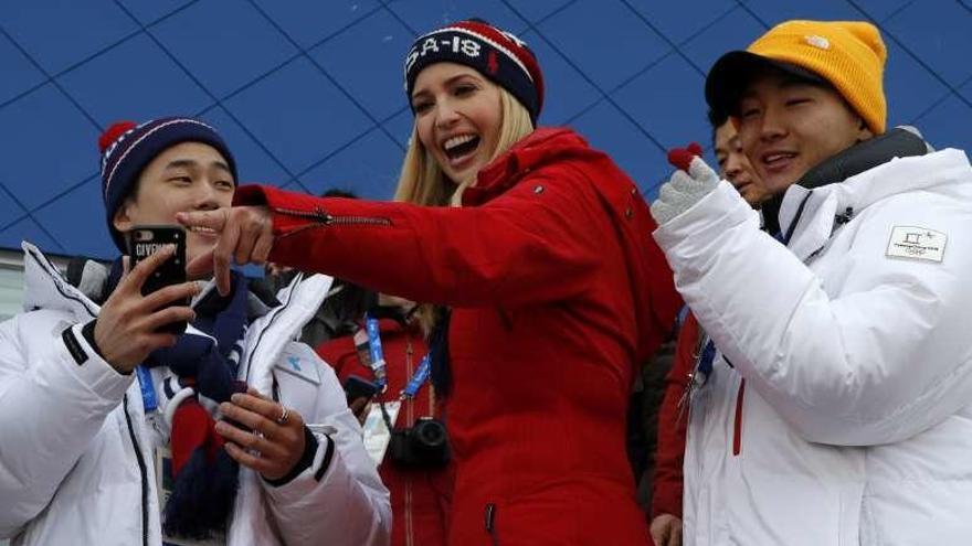 Ivanka Trump, en los Juegos de Invierno  |  Ivanka Trump, la hija mayor del presidente estadounidense, asistió ayer a las pruebas de snowboard de los Juegos Olímpicos en Pyeongchang. Ivanka estaba acompañada de Kim Jung-sook, la esposa del presidente de Corea del Sur Moon Jae-in. Según un portavoz de la Casa Blanca, la hija de Trump se reunirá con varios deportistas y representantes del Comité Olímpico.