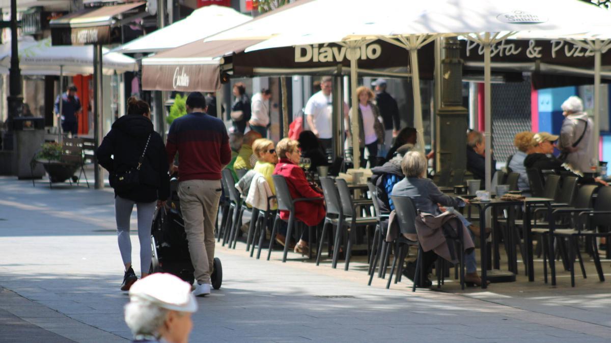 Vecinos por la calle La Vega de Mieres.