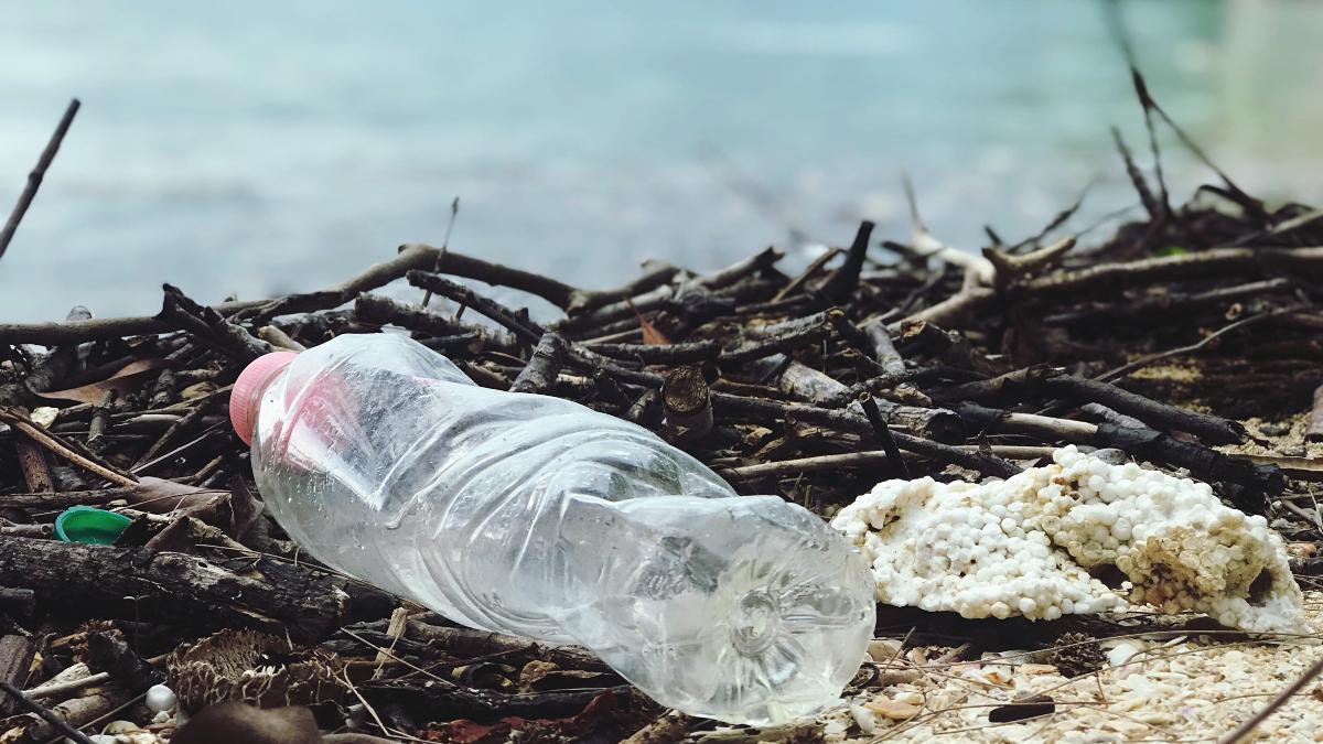 El uso de plásticos en el agua embotellada tiene un fuerte impacto en el medio ambiente.