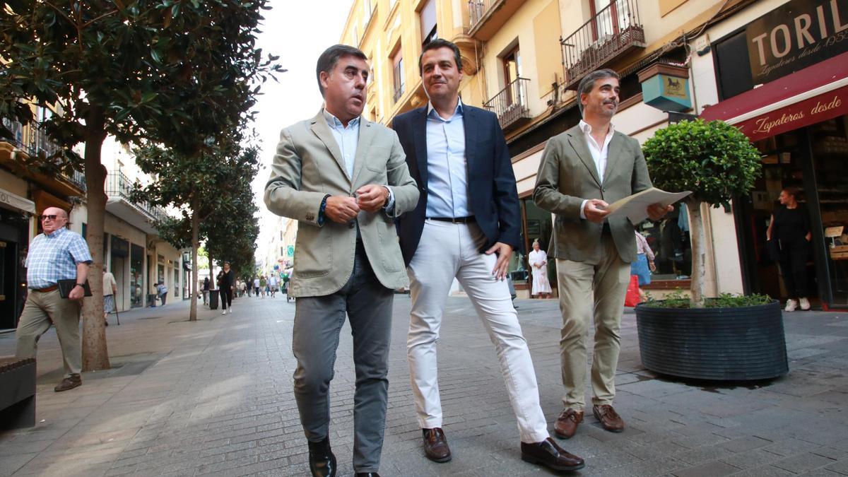 Miguel Ruiz Madruga, José María Bellido y Jesús Paniagua, en la calle Cruz Conde.