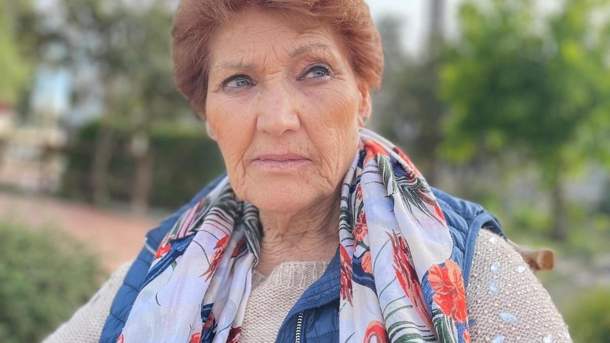 Gloria Rubín, sentada en el jardín del Centro Residencial El Buen Samaritano.