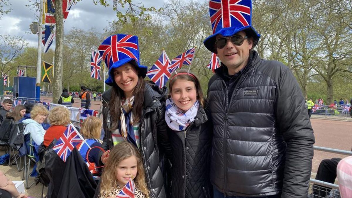Audrey y James, con sus hijas, Ella y la pequeña Emi, han acudido a Londres desde Kent para presentar su respeto al rey.