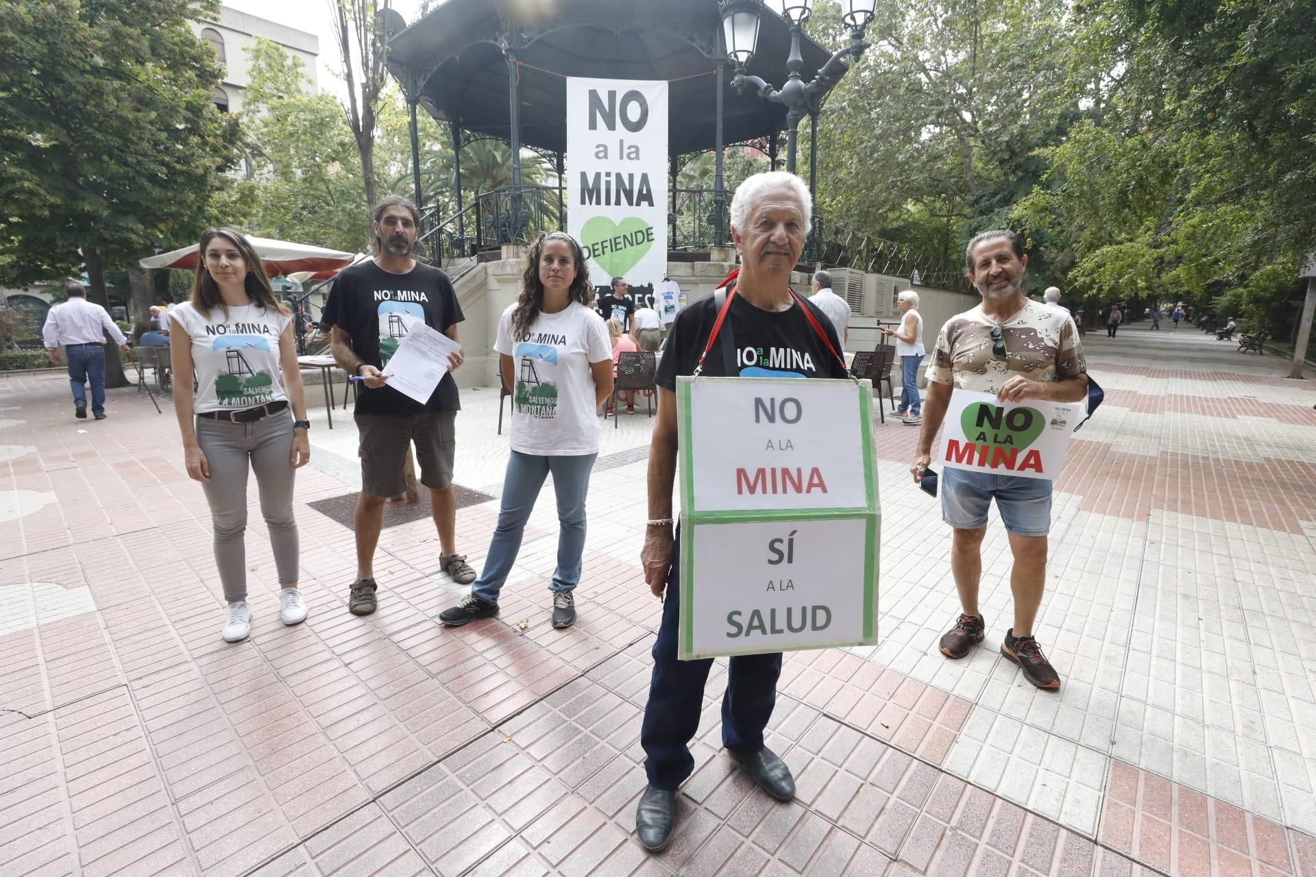 Recogida de firmas, hoy en el Bombo de Cánovas.