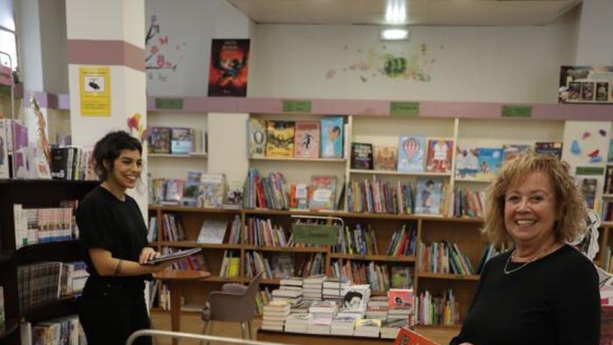 Paula Fernández, a la izquierda, y Loli Bordés en la Librería Central. 