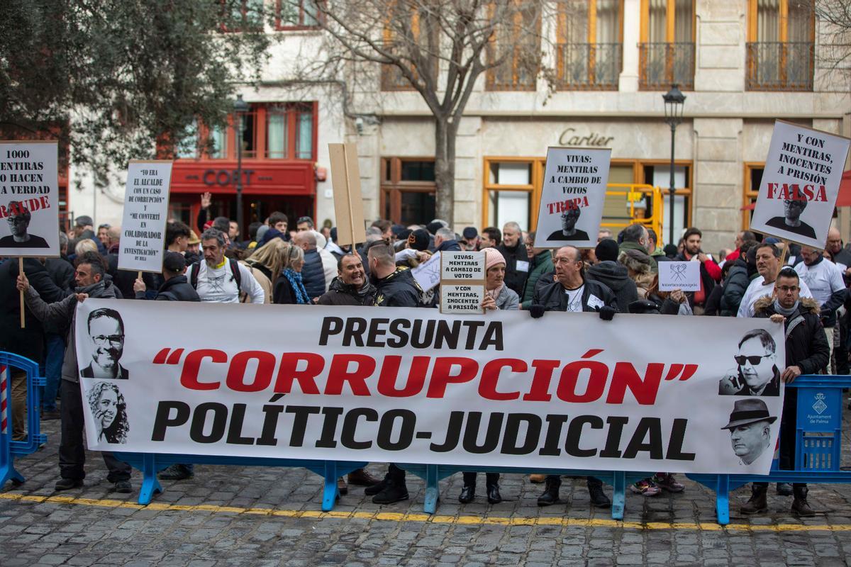 Unos 120 'perjudicados' del Caso Cursach se manifiestan contra el ayuntamiento de Palma