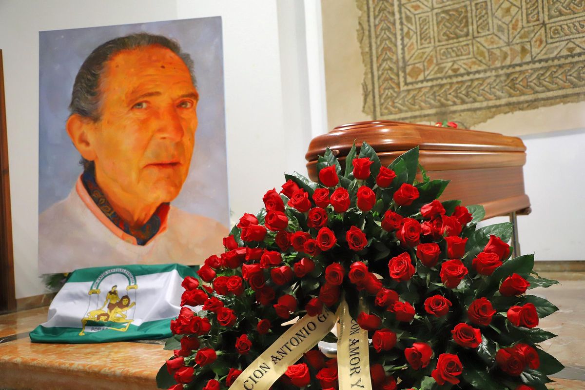 Antonio Gala ha muerto. La capilla ardiente se instalará en el salón de actos de la Fundación Antonio Gala y permanecerá abierta desde las 10.00 hasta las 17.00 horas de mañana. Irán dos páginas. Hay que ir, ver quiénes van, qué dicen... PILAR MONTERO Los consejeros de Universidad, Investigación e Innovación, José Carlos Gómez Villamandos, de Turismo, Cultura y Deporte, Arturo Bernal, y de Justicia, Administración Local y Función Pública, José Antonio Nieto, acuden en Córdoba, a las 10.20 horas, a la capilla ardiente del escritor Antonio Gala, instalada en la sede de la fundación del autor en la capital cordobesa