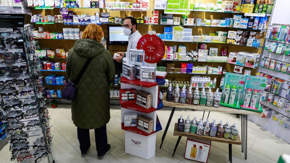 Una clienta acude a comprar medicamentos en una farmacia de Barcelona.