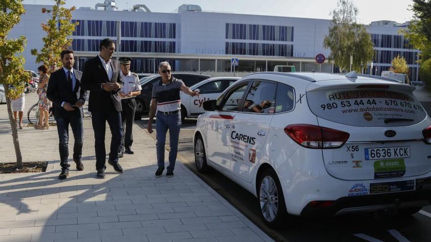 Autoridades y representantes de los taxistas, en la parada del Hospital Provincial