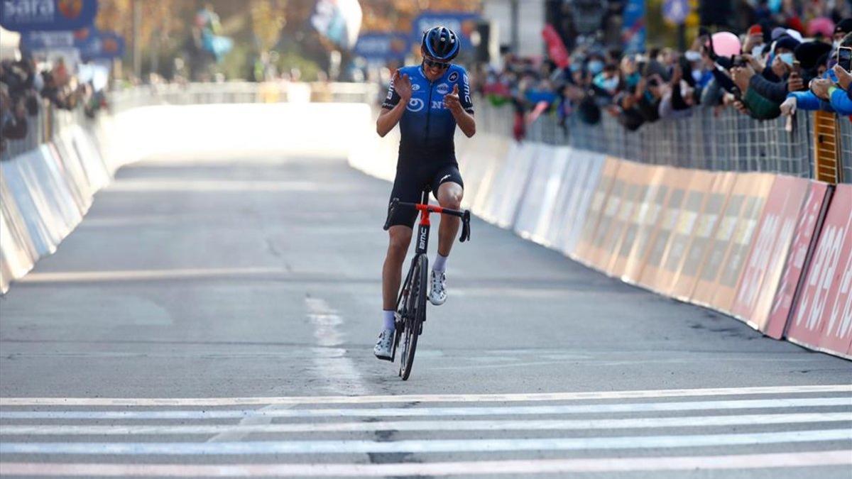 Ben O'Connor tuvo tiemp oa celebrar su triunfo antes de cruzar la línea de meta