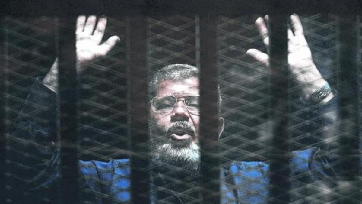 El expresidente Mohamed Mursi, dentro de una jaula en uno de sus juicios ante tribunal de El Cairo, en una imagen de archivo.