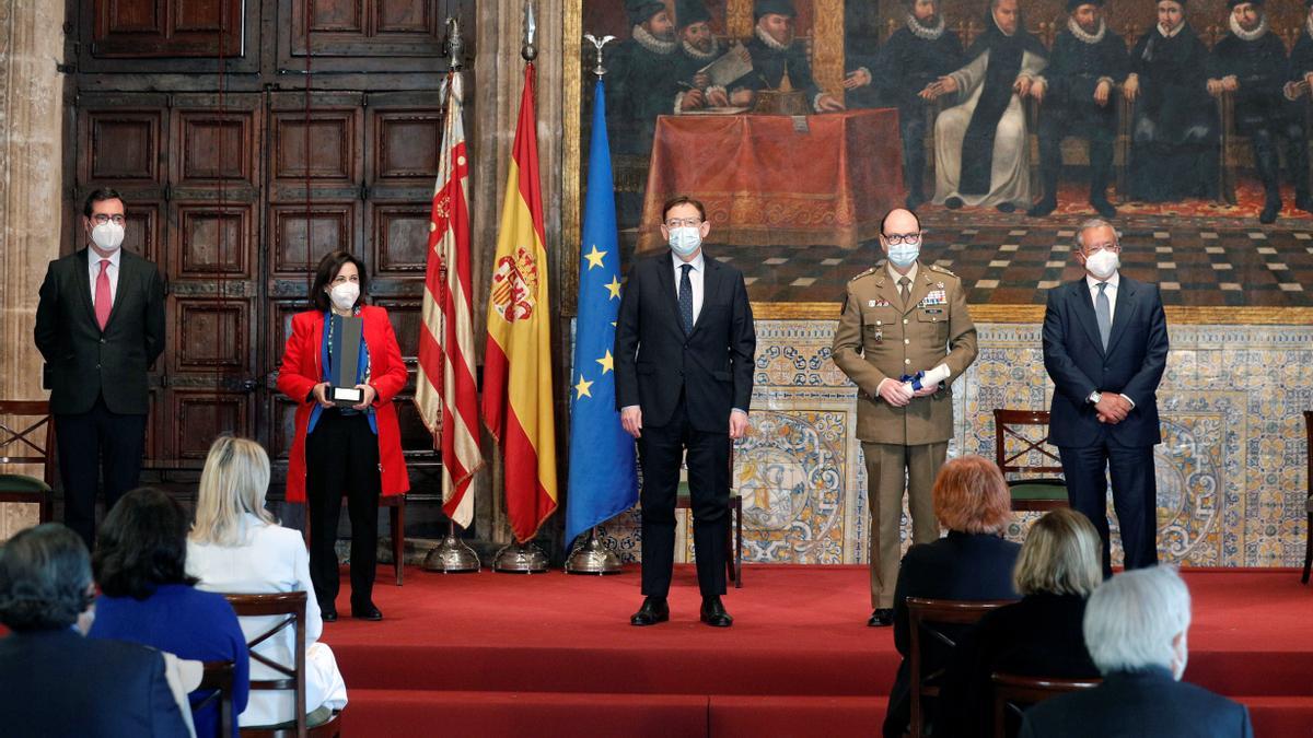 (De izquieda a derecha) El presidente de la CEOE, la Ministra de Defensa, el president de la Generalitat, el teniente general de la UME, y el presidente de la Fundación Manuel Broseta