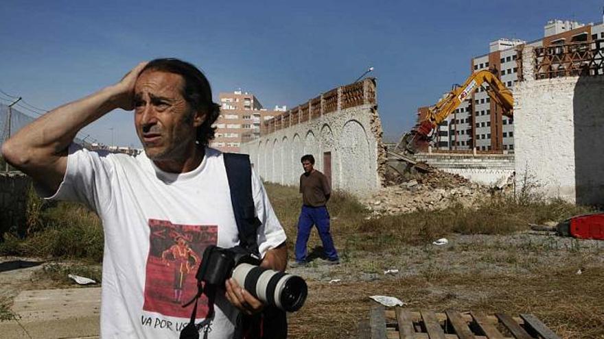 El torero Luis Francisco Esplá abandona la plaza mientras las máquinas la derriban.