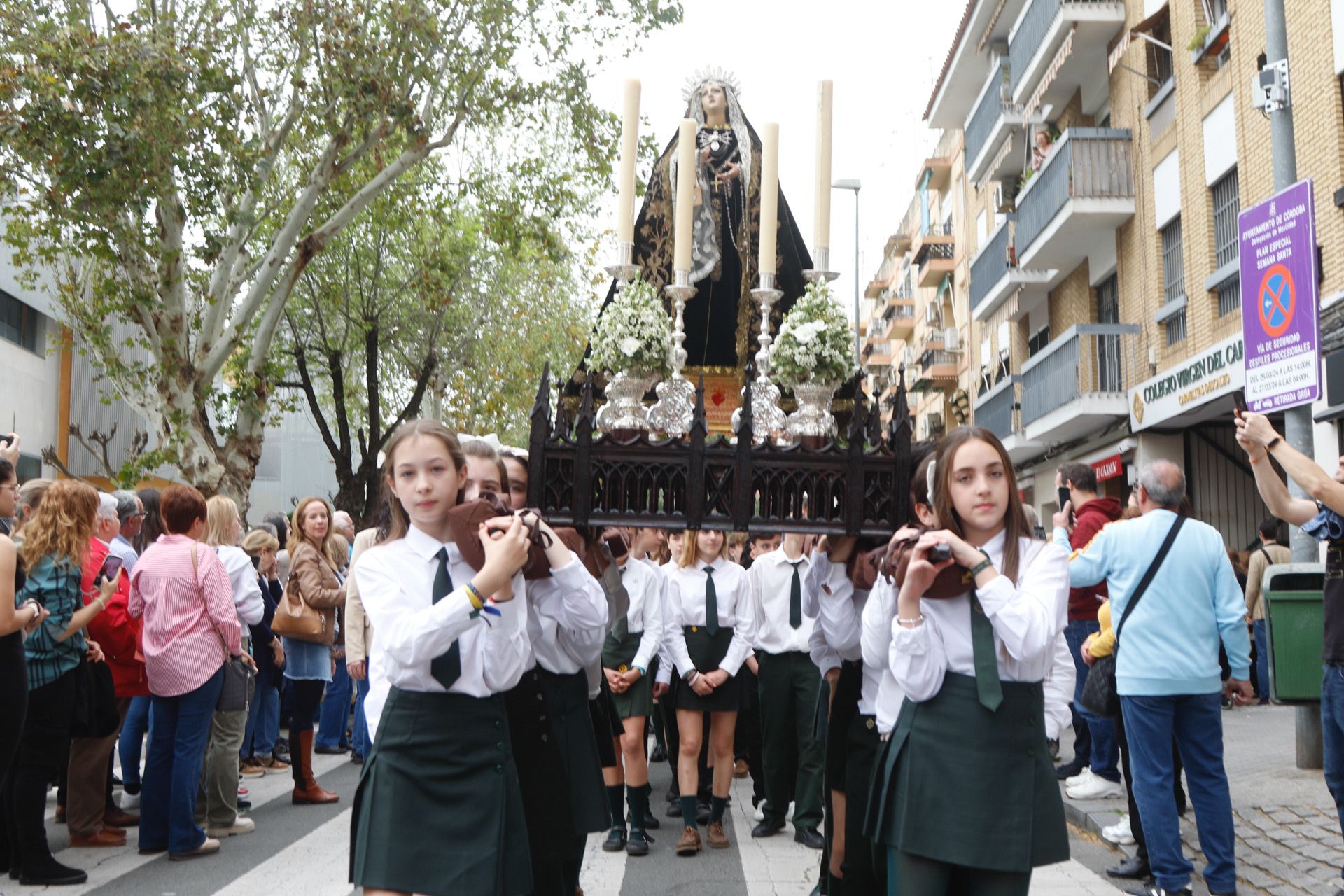 Alumnos del colegio Virgen del Carmen durante su procesión