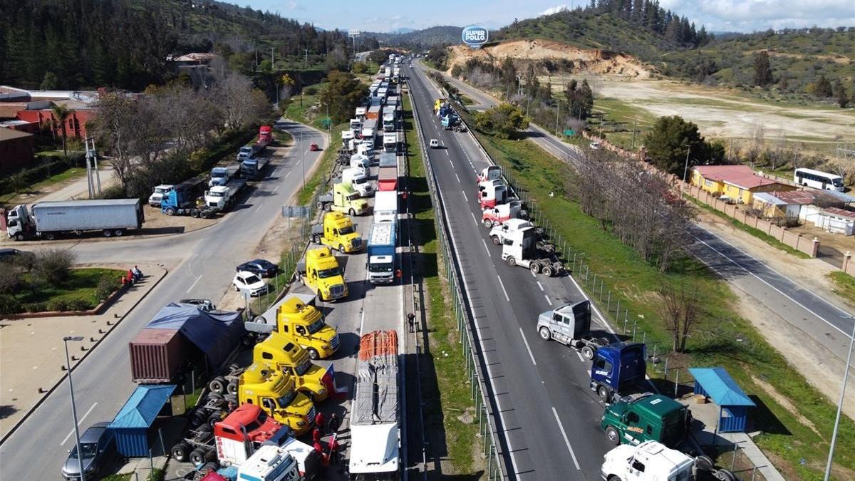 Protesta de camiones en la autopista 68 de Chile, este lunes.