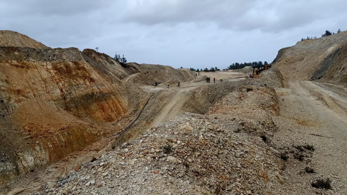 El colapso de una balsa de la antigua mina de Monte Neme provoca un grave arrastre de lodos en Malpica