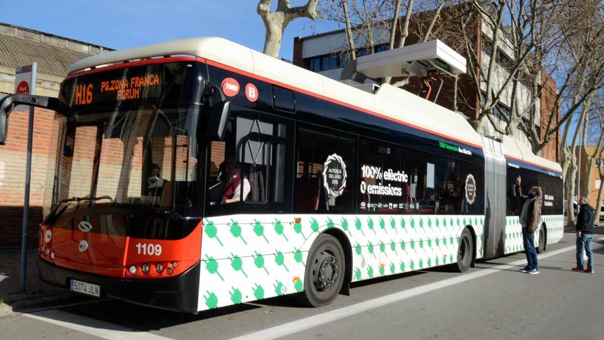 Un autobús H16 eléctrico en la parada final de la Zona Franca