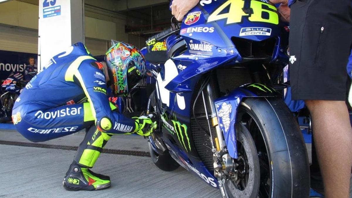 El italiano Valentino Rossi, ayer, en Jerez, en su tradicional ritual de concentración antes de subirse a su Yamaha.