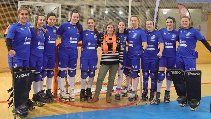 La plantilla del HC Coruña, con su presidenta Lucía Sanjurjo.