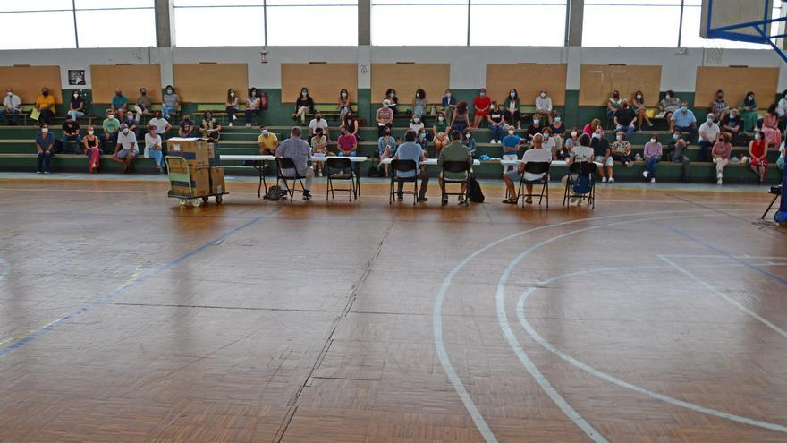 Reunión del Claustro de profesorado ayer en el pabellón del IES Rodeira.