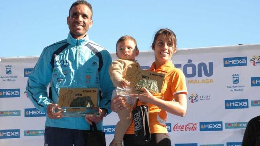 Arenas, con su hijo Lucas, en el podio de ganadores.