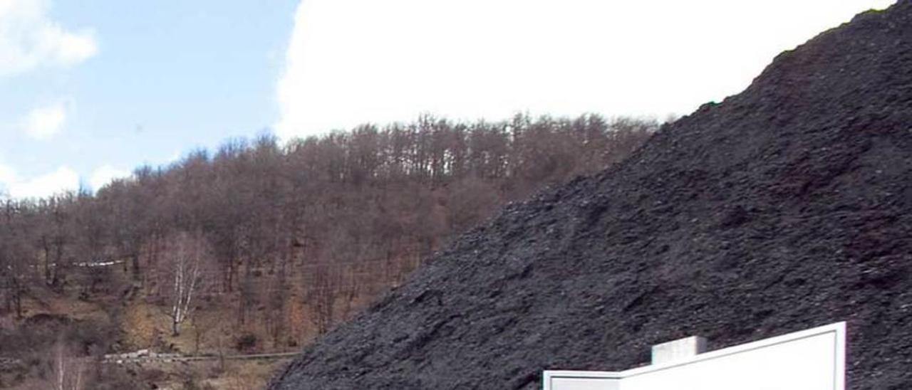 Una de las pilas de carbón de Hunosa en Cerredo.