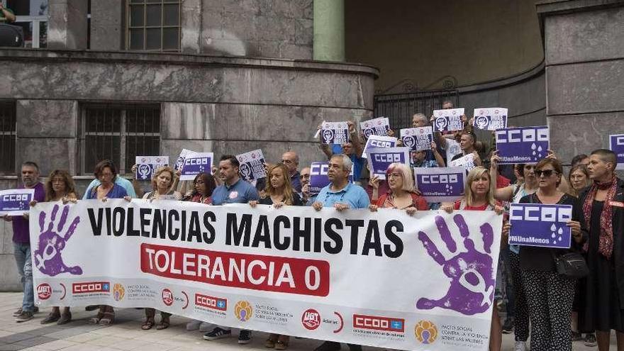 Concentración en la plaza General Ordóñez de Oviedo condenando la violencia machista.