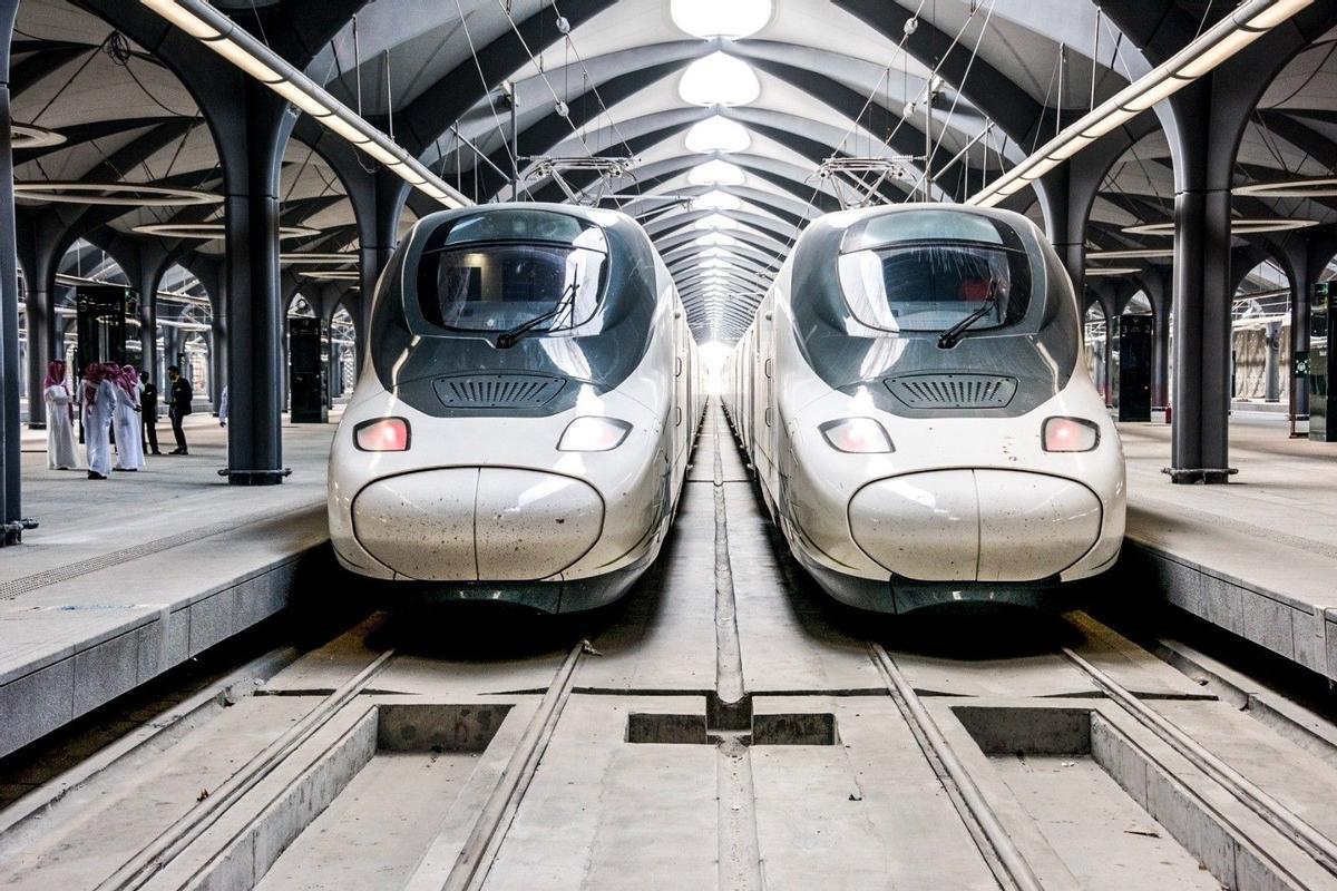 Archivo - Trenes Haramain o AVE a la Meca en una estación de la línea