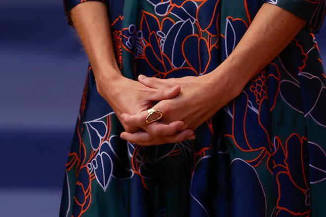 El anillo fetiche de la reina Letizia diseñado por Karen Hallam