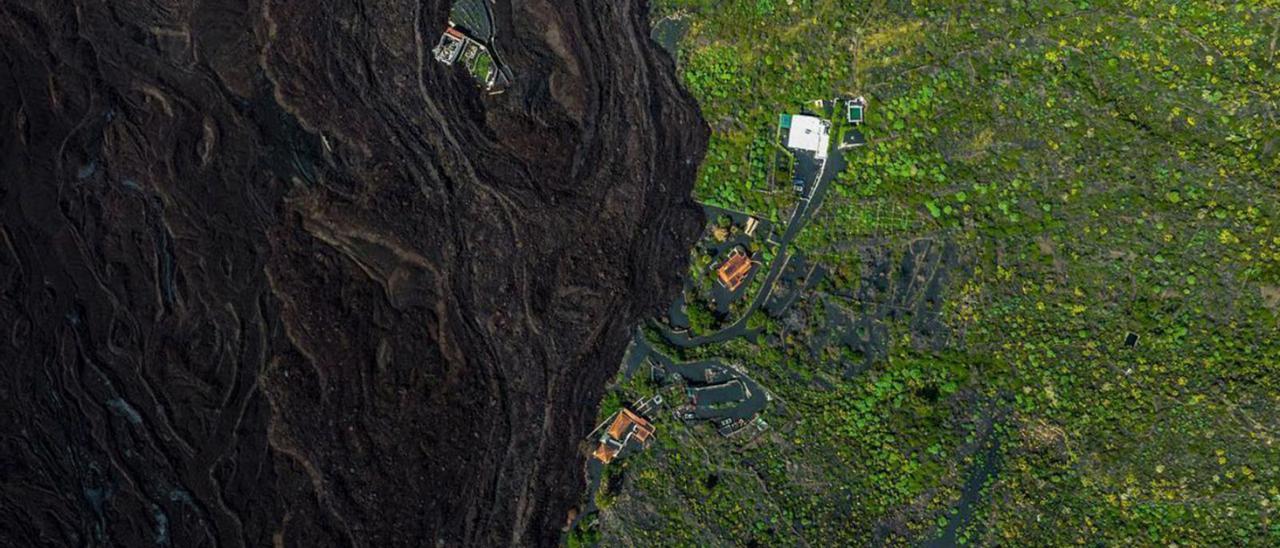 Vista aérea de las coladas junto a explotaciones agrarias.