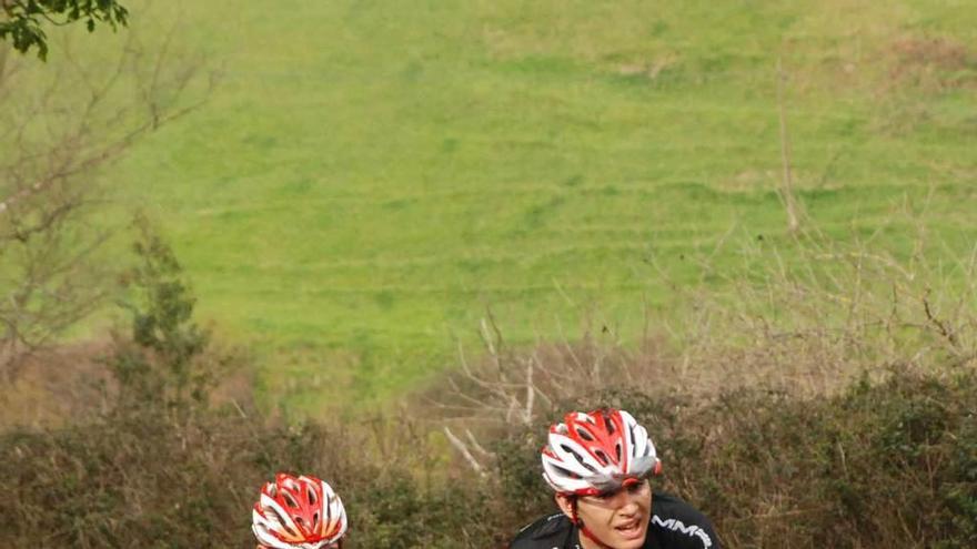 Eduardo Pérez, ganador de la pasada edición, junto a Jokin Alberdi, en la ascensión al alto de Gallegos.