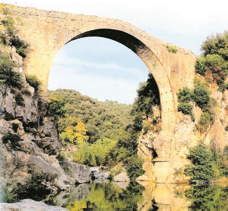 El pont romànic sobre el riu Llierca, a Tortellà