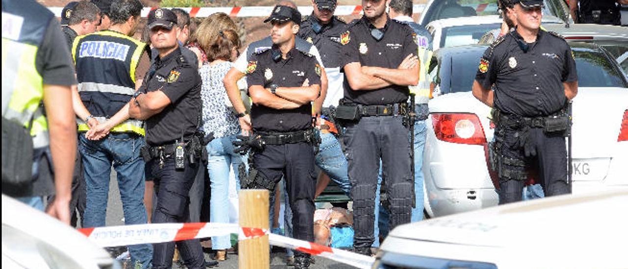 Varios agentes inspeccionan el cadáver de José Antonio Manzano tras ser tiroteado en las ramblas de Jinámar.