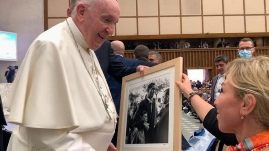 El Papa conversa con Patricia Ferrol, hija del fotógrafo Manuel Ferrol, autor de la icónica foto. | // F. FERROL