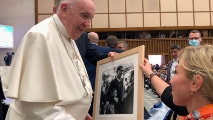 La foto de la emigración gallega emociona al Papa