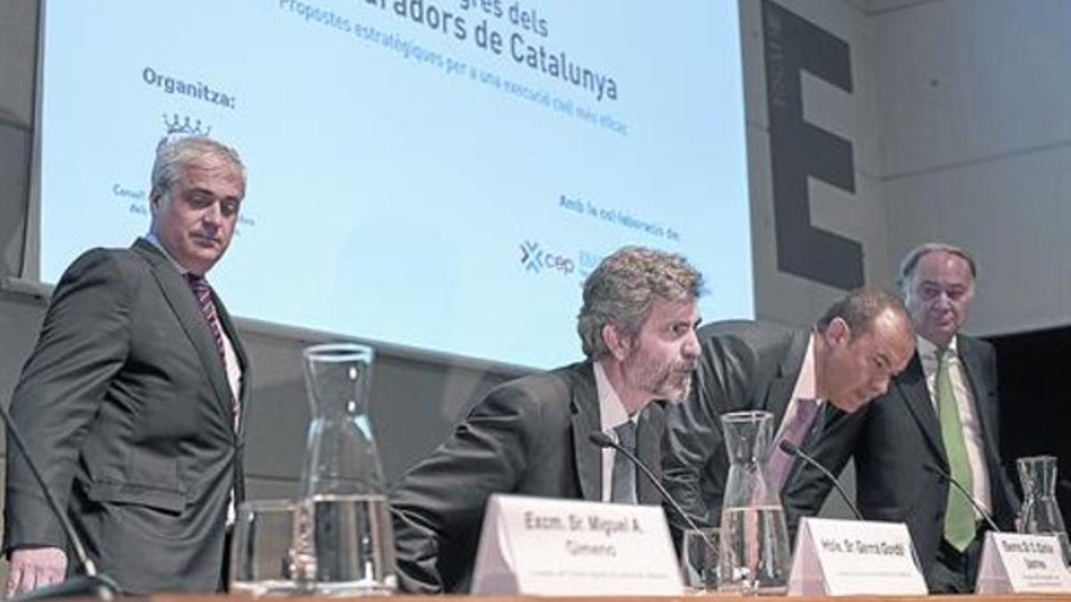 Gordó (izquierda) y los presidentes del CGPJ, Carlos Lesmes, y de los procuradores, Ignacio López Chamorro.
