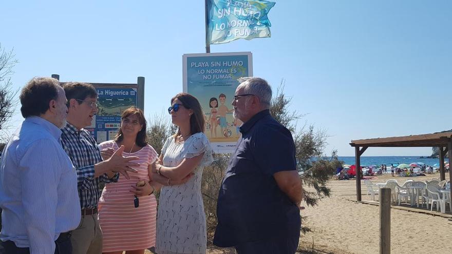 El consejero de Salud visita junto con la alcaldesa de Águilas la playa &#039;La Higuerica&#039;.