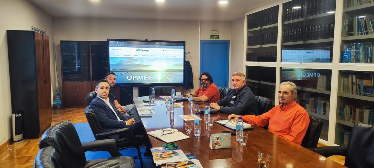 El encuentro del director xeral con Opmega, ayer.